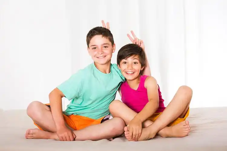 两个男孩图片_两个男孩高清图片_全景视觉