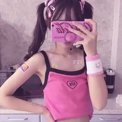 拿手机的可爱女生头像