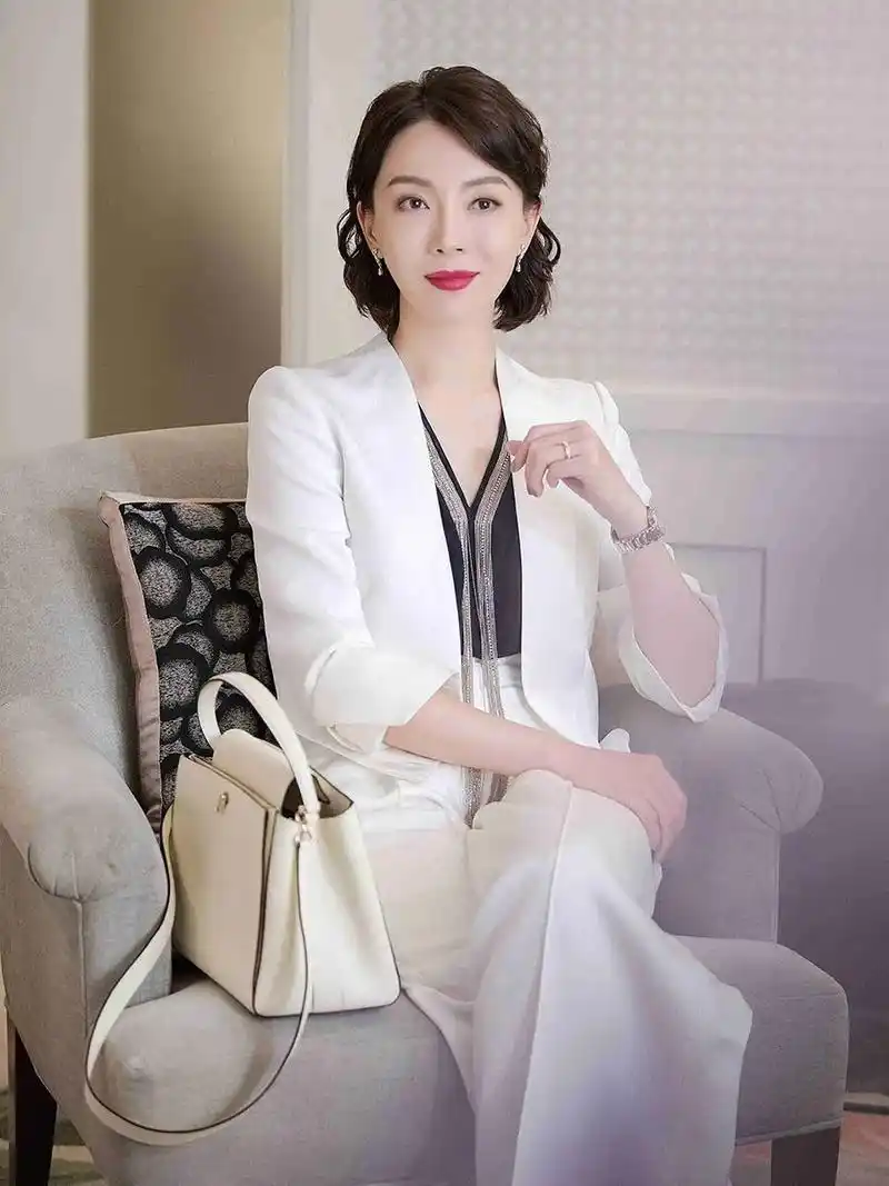 穿西装的陈数,美的真高级