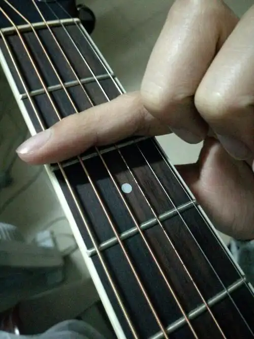 大横按按不住,各种技巧都试了练了,2年了还是按不出来,他们说琴不好