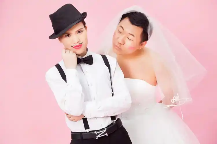 近日一组80后夫妻反串婚纱照爆红网络