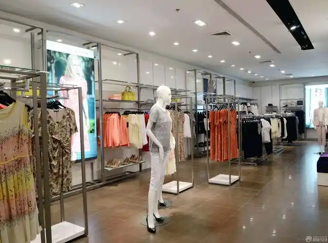 现代女服装店室内吸顶灯装修效果图片