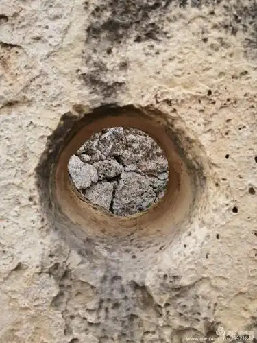 门道两壁的大石头上有一对这样的圆洞,可能是用来安装门闩之类的装置.