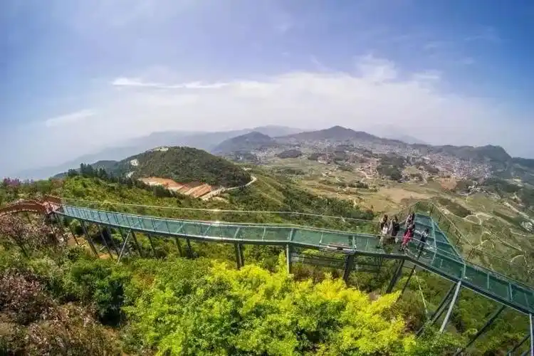 凤山 写美篇3d效果的玻璃栈道,人走过去,配套音响,有玻璃裂掉的感觉