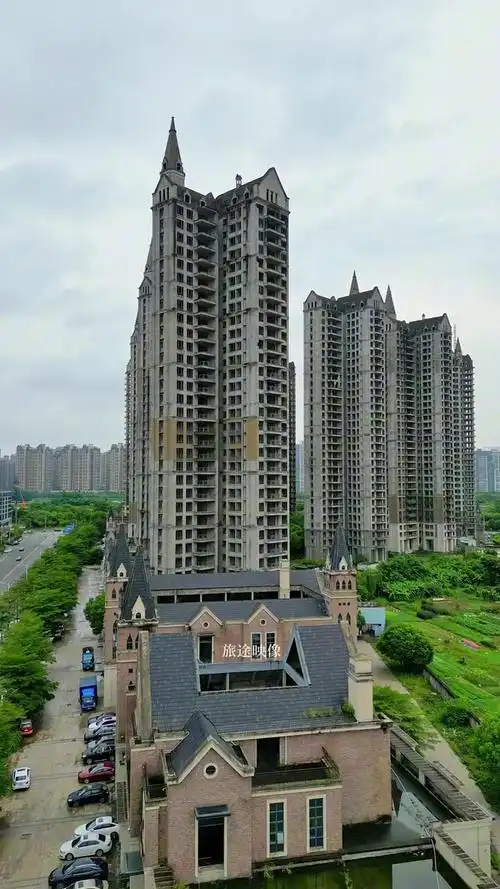 惠州天玺湾,不知什么原因烂尾十几年无人接盘,这么好的地段太可惜了!