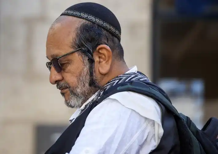 这位就是传统的犹太人,最大的特征是:留有长须鬓角辨.