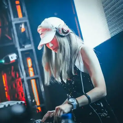 戴帽子潮流dj女生头像图片