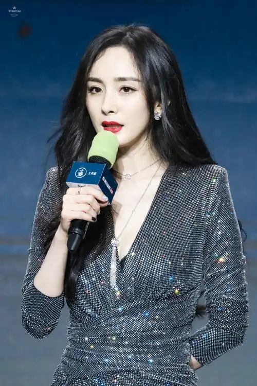 杨幂  一袭银光闪闪的礼服裙,99,上半身紧致贴合,勾勒出曼妙的身姿