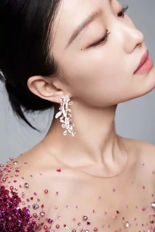 倪妮璀璨粉裙造型