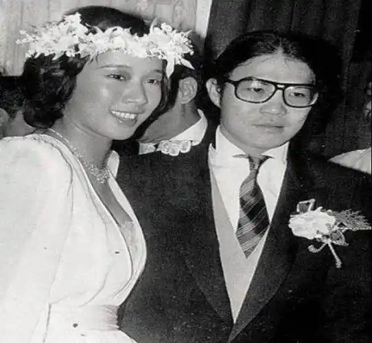 罗康瑞百亿家产惹争端,前妻何晶洁大怒,朱玲玲不争不抢成赢家_香港