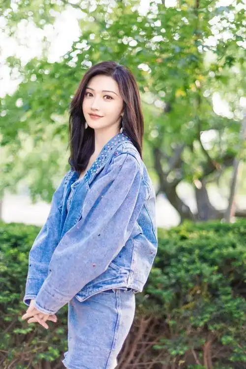 美女姐姐气场全开,开叉牛仔长裙配皮马甲,柳叶眉真提气质|牛仔外套|街