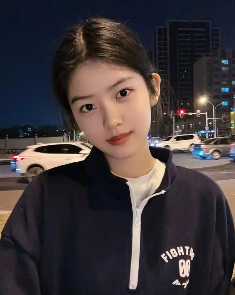 赵蕴卓在社交平台分享了一组照片.一身运动服,精神利落,美丽可爱!