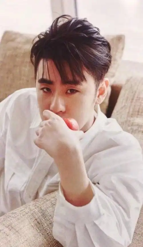 张云雷衬衫穿搭合集令人怦然心动的白衬衫穿搭时尚感飙升