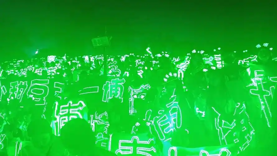 湖南晚会王一博的灯牌太牛了全场满绿