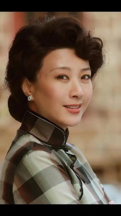 王静,1963年9月4日出生于山东青岛.国家一级演员.