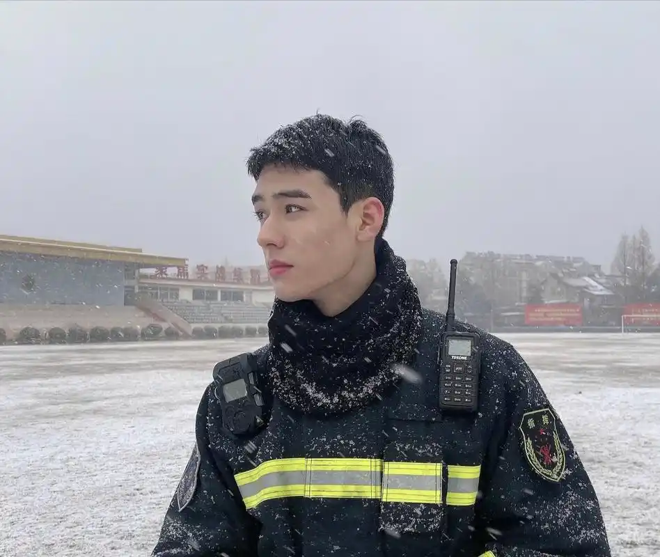 龚俊极限挑战消防员造型帅出新高度.打工人龚俊pk想回家的利路修