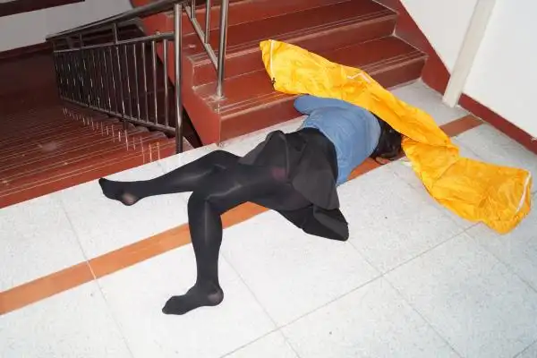 高清大图:一年轻女子用"热得快"烧水时触电身亡