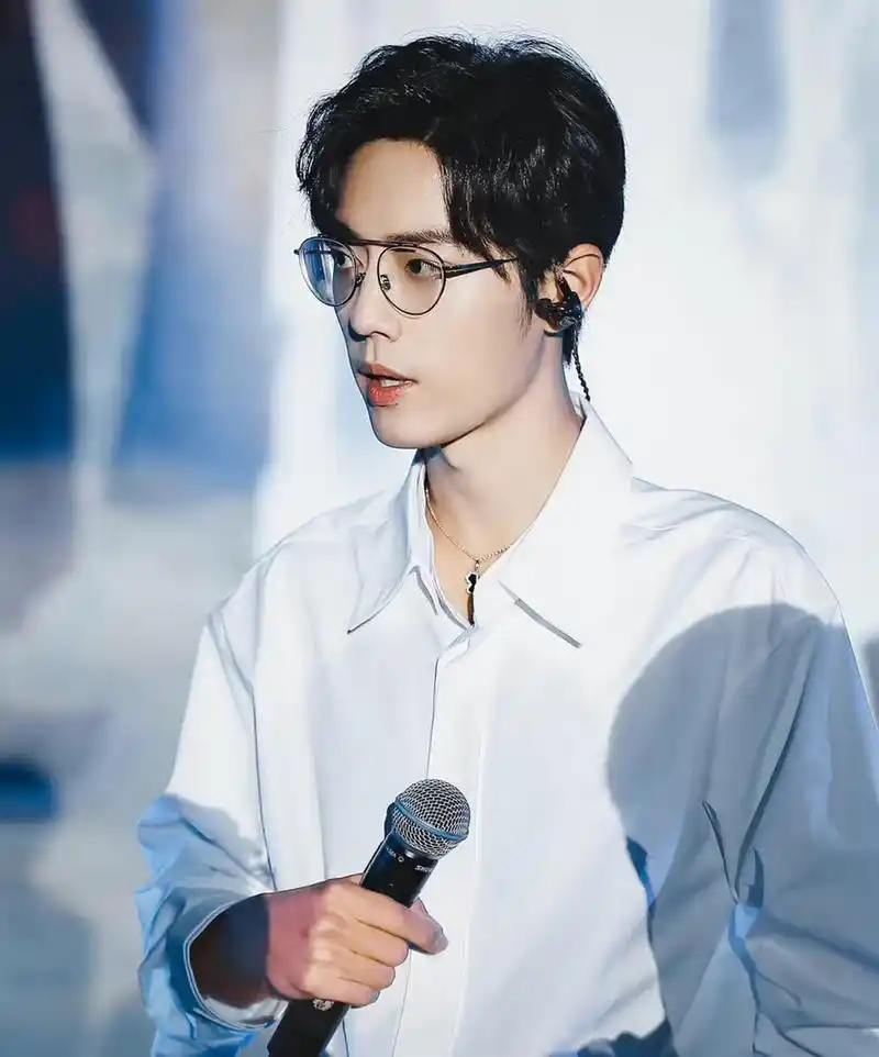 肖战白衬衫,真是翩翩好少年,他是你的白月光还是朱砂痣