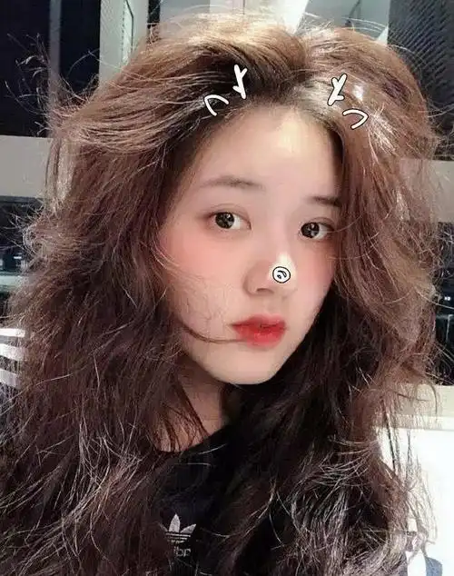 赵露思发型的选择是中长款的波浪,恰到好处地显示出小女人味,清纯当中