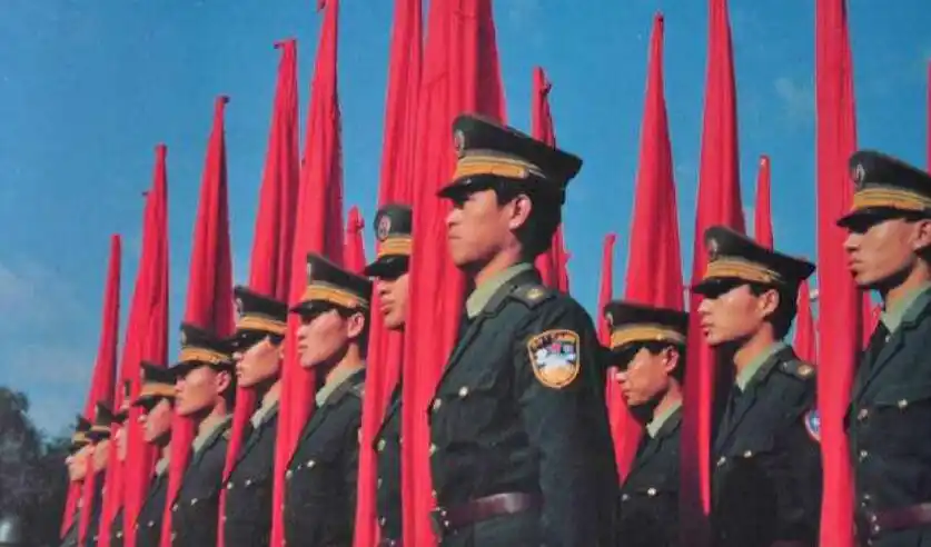 原创中国公安队伍的警服2000年墨绿色为何换成了藏青色