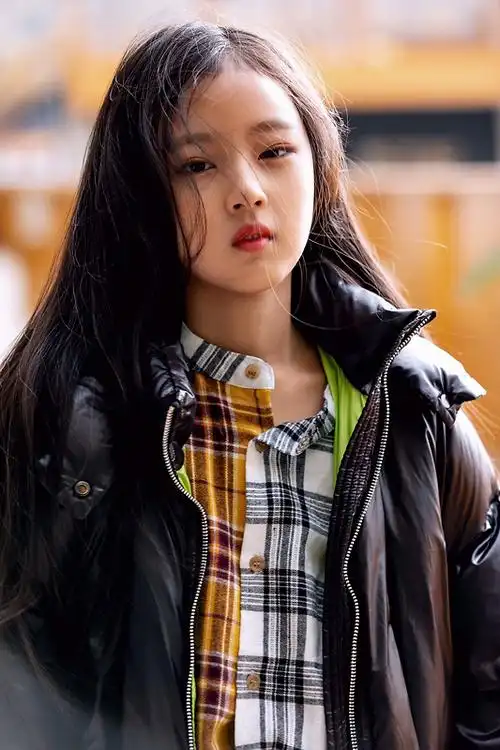 10后童星张婉儿迎十周岁 小小少年初长成