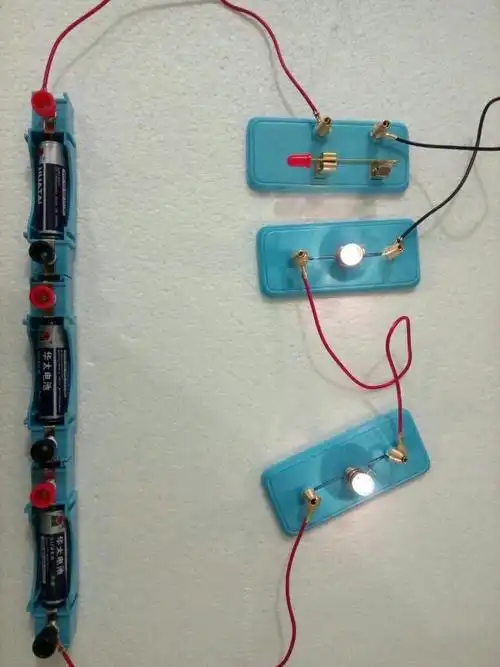 Ⅱ两个灯泡串联