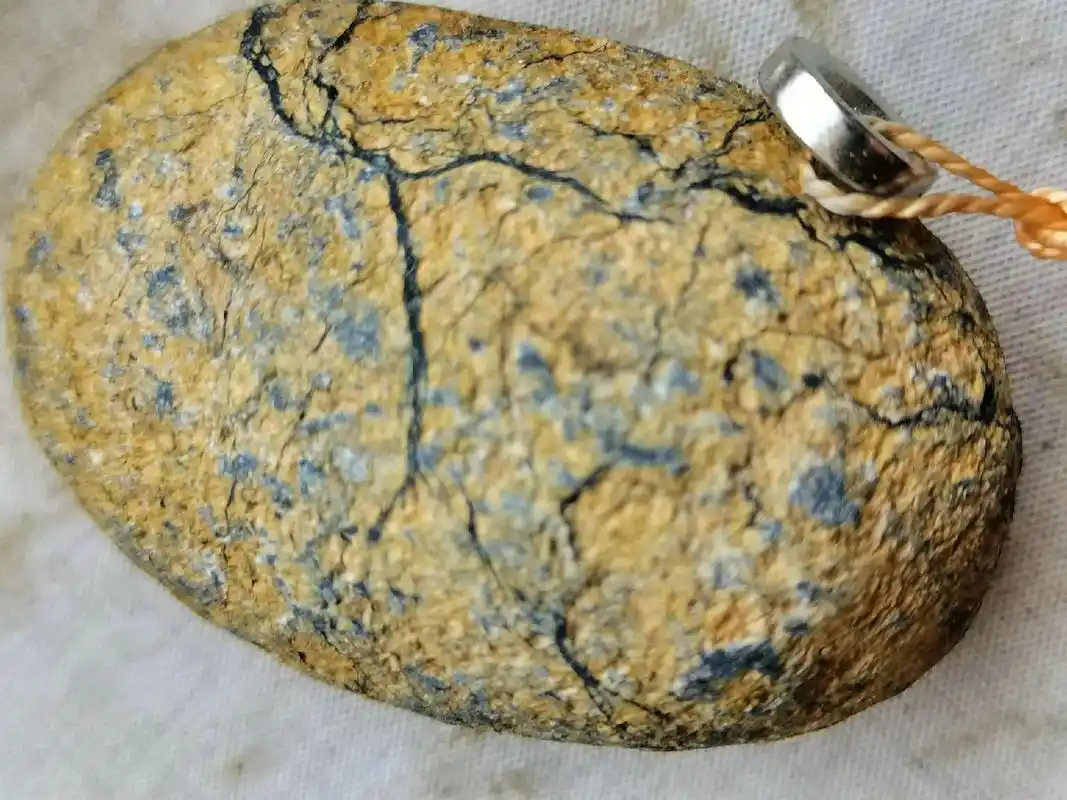 今天在新疆和田县城旅游捡到的一块带弱磁性的石铁陨石原石,重约 - 抖