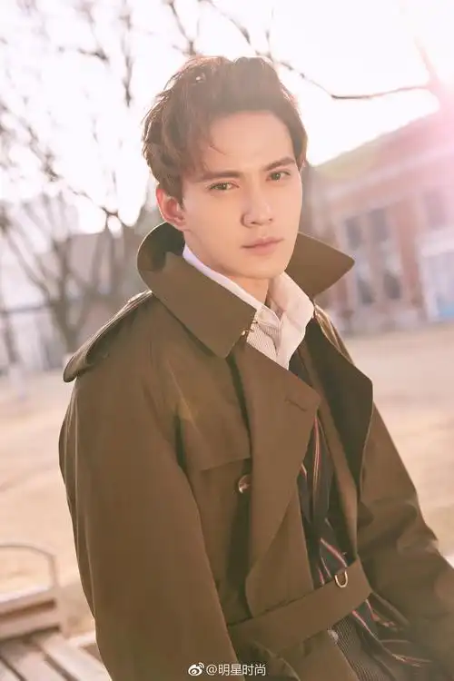 徐正溪最新大片释出,于秋日柔和的光影之中,展现别样的型男魅力