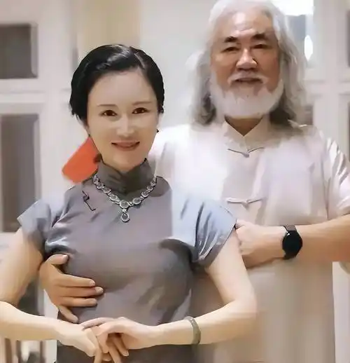 三婚妻子杜星霖怀4胎评论区不堪入目73岁张纪中亲自下场回应