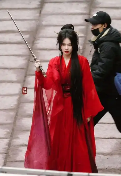 240129白鹿红衣惊艳露华浓飘逸动作尽显古典之美