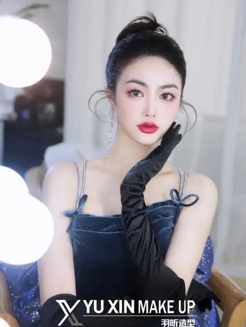 简单精致的晚礼服造型