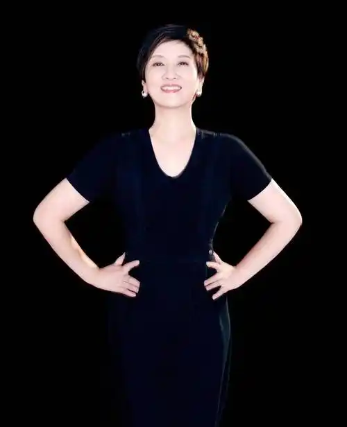 62岁邓婕穿紧身裙拍写真,短发干练利落,笑容灿烂气质不输当年_黑色