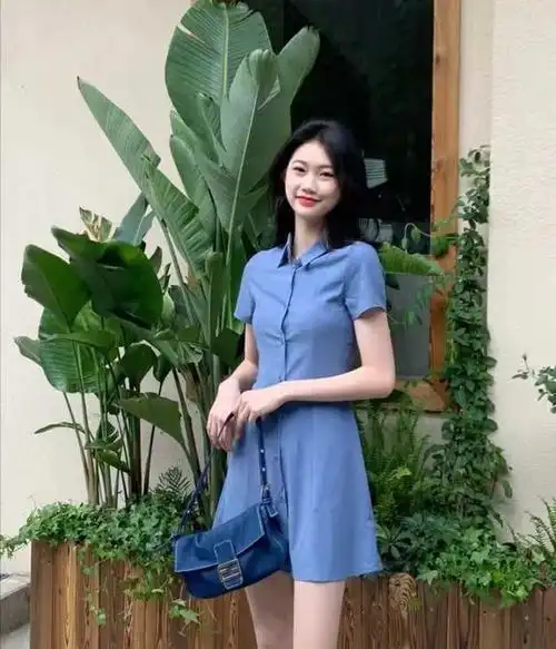 适合夏季,而且款式简单,上身很有气质,长度也可以,衣服收腰的设计很显