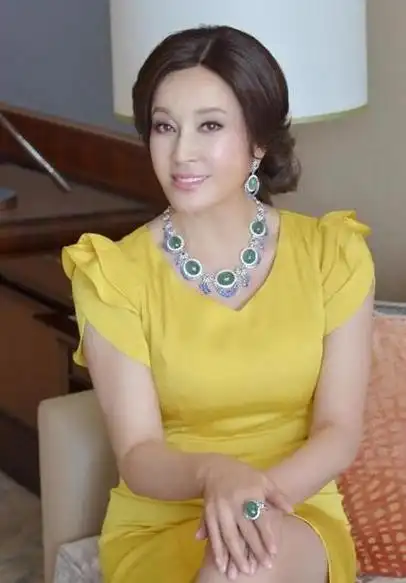 70岁刘晓庆近照让人意外,越活越年轻了?是画皮还是妖怪?