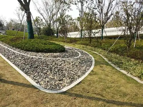 条石与卵石的搭配,整体感觉较为舒服