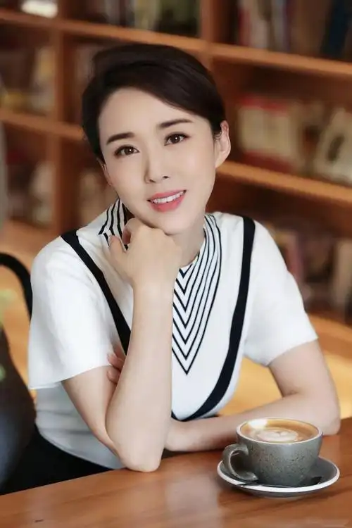 颜丹晨薄纱裙(最美嫦娥姐姐颜丹晨)