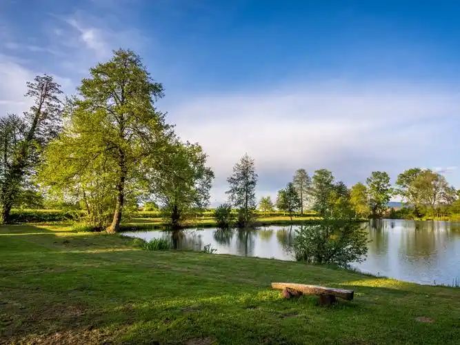 下载2560x1920 克罗地亚,萨格勒布,树,湖,草,蓝天 桌布, 图片