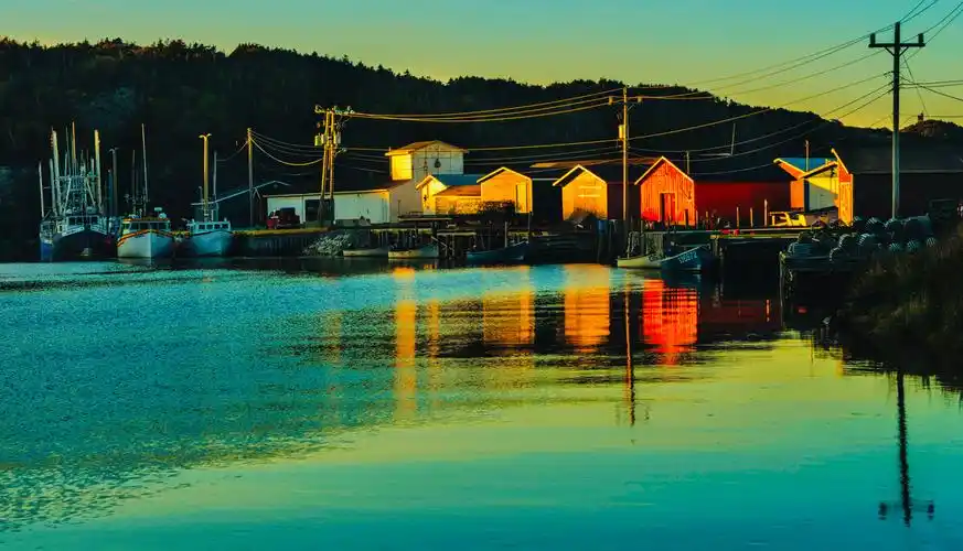 日落小渔村拍自纽芬兰岛西部鳟鱼河畔