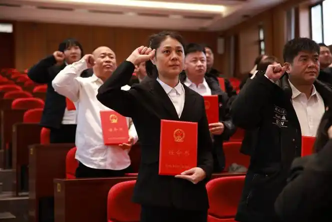 81名新任人民陪审员宣誓上岗