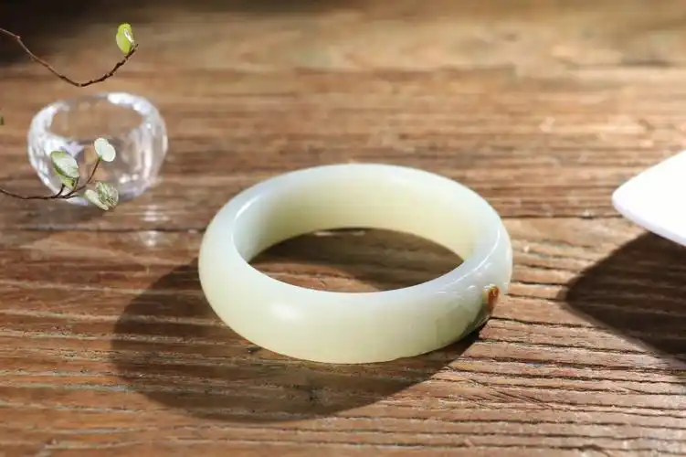 精品和田玉青白玉飘翠手镯58口径玉质凝聚