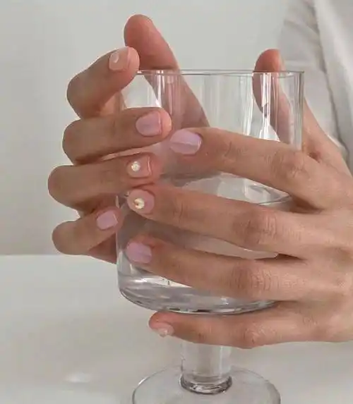 原创夏天正流行的5种美甲颜色不挑肤色又时髦涂上之后显手白