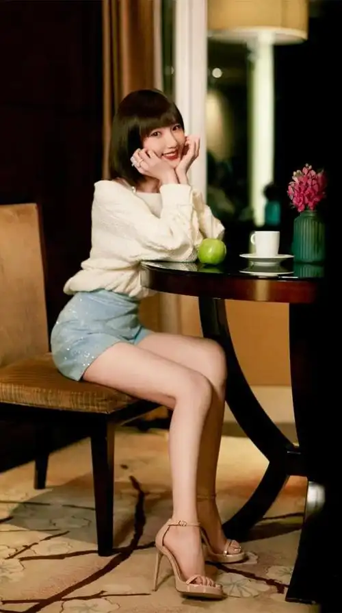 毛晓彤的照片最美 可爱(毛晓彤牛仔裤背影照)-天晟网