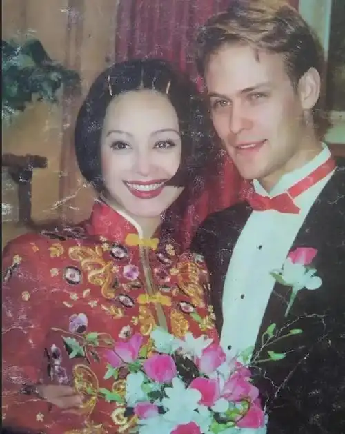 所有人的反对嫁给了保罗,结婚后随丈夫去了美国,不久后俩人的儿子出生