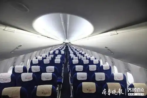 一架山航波音737拆掉座椅变身货机