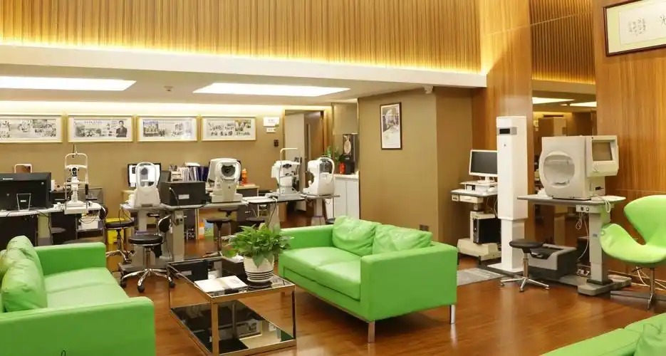 不同于其他机构向医院靠拢,成立医学配镜中心,中大视光认为,欧美发达