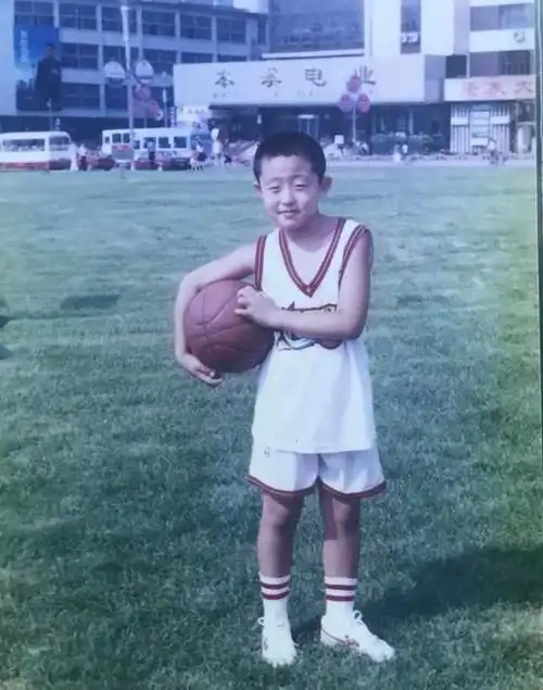 没穿西装遭姚明调侃,未来欲穿8号致敬科比