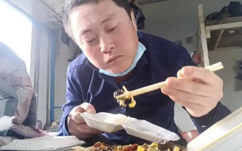 工地门口10元一份盒饭,水煮肉片等三个菜,还送汽水