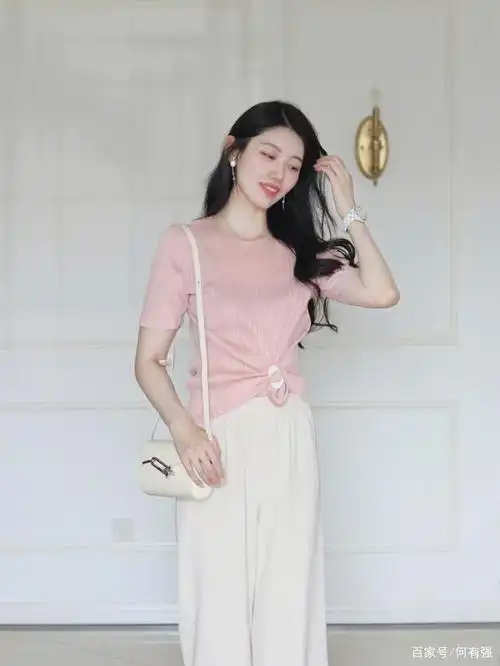 这才是普通女生该有的打扮,穿衣简约大气就够,让你更优雅高级