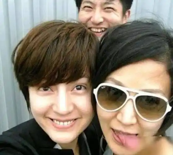 也就是陆毅老婆鲍蕾的亲妹妹,也就是说郭京飞和陆毅是连襟的关系,鲍莉