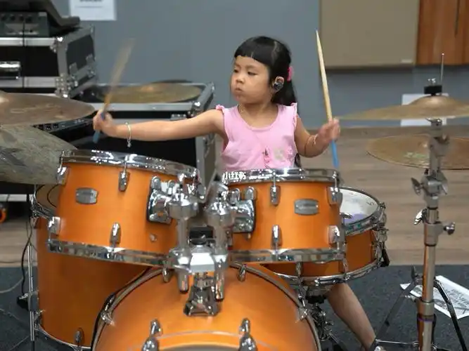四岁半萌妹打架子鼓